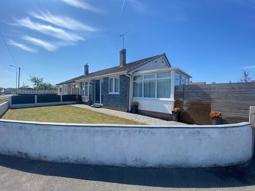 Prestatyn 2-Bed Bungalow, Sleeps 5 with Hot Tub