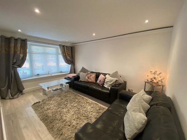 TV, fireplace, stereo - Prestatyn 2-Bed Bungalow, Sleeps 5 with Hot Tub (Prestatyn)