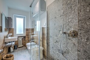 Regadera, secadora de cabello, bidet, toallas 