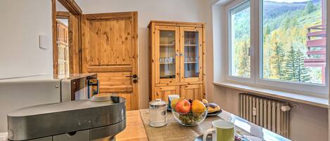 Réfrigérateur, micro-ondes, plaque de cuisson, cafetière/bouilloire