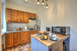 Fridge, microwave, stovetop, coffee/tea maker