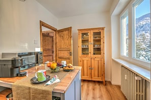 Kitchen and dining area - Starkeeper Apartment Ski Base with Balcony Views, Pragelato, Italy (Pragelato)