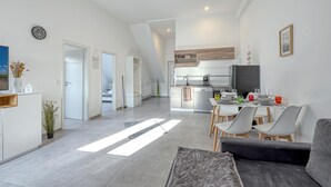 Eine moderne Wohnung mit Essbereich, Küche und Wohnzimmer.