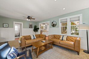 Smart TV, fireplace - 2nd St Lodge: Salt Water Spa, Steps to River & DT Bend (Bend)