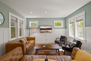 Smart TV, fireplace - 2nd St Lodge: Salt Water Spa, Steps to River & DT Bend (Bend)