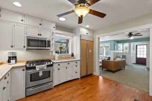 Fridge, microwave, oven, stovetop - 2nd St Lodge: Salt Water Spa, Steps to River & DT Bend (Bend)