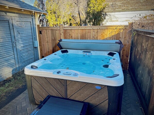 Outdoor spa tub - 2nd St Lodge: Salt Water Spa, Steps to River & DT Bend (Bend)