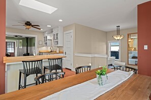 Dining - 2nd St Lodge: Salt Water Spa, Steps to River & DT Bend (Bend)