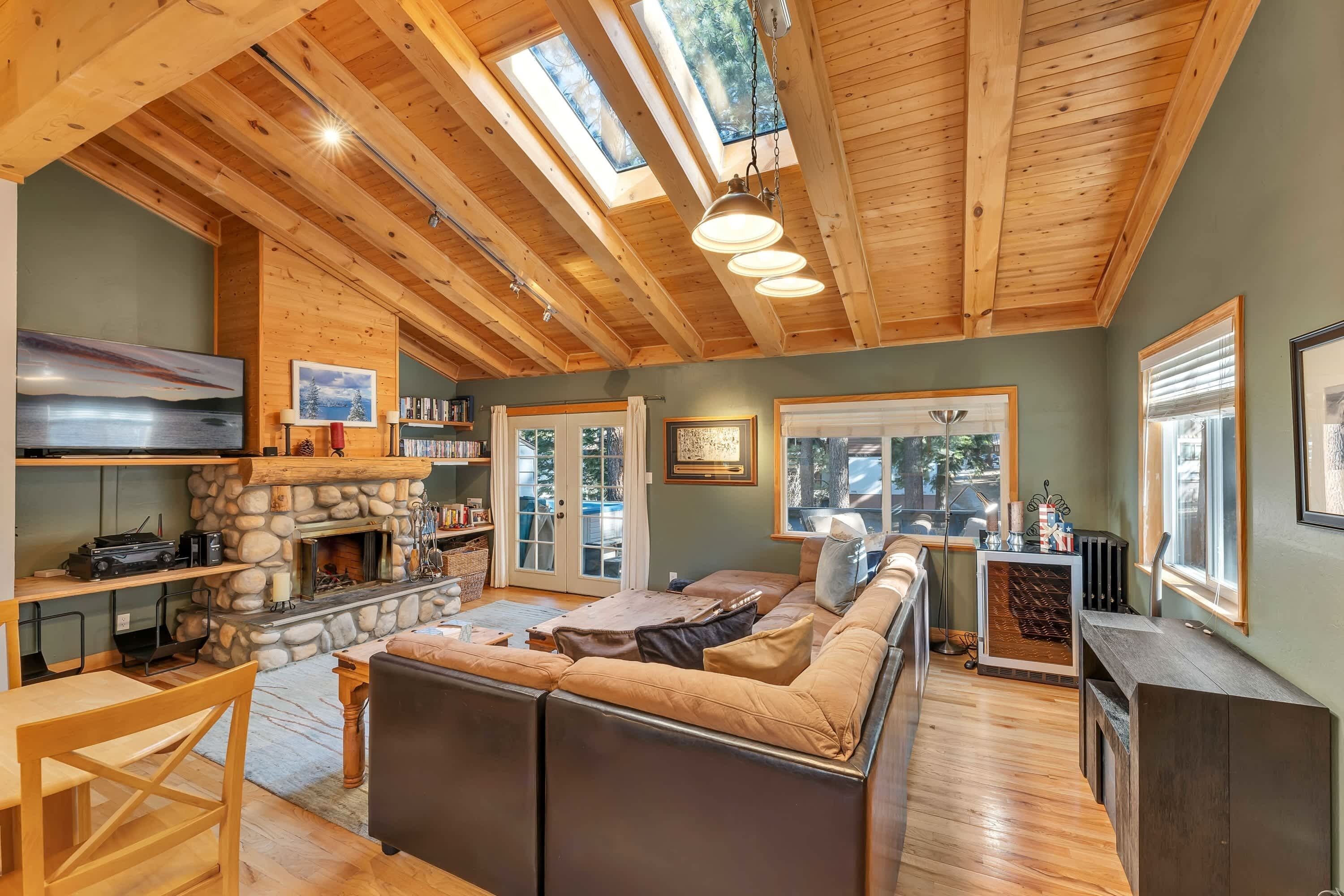 Televisión y chimenea 