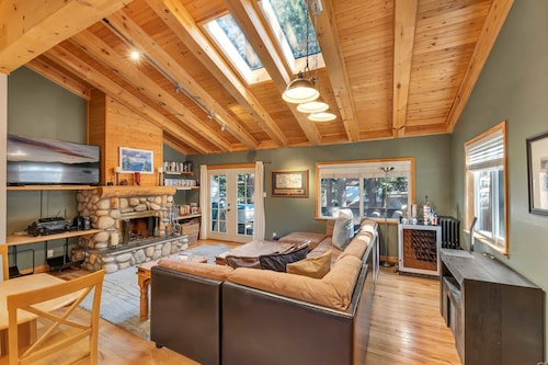 3BR w/Hot Tub, 1 Mile to Diamond Peak!