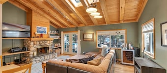3BR w/Hot Tub, 1 Mile to Diamond Peak!