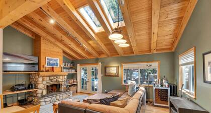3BR w/Hot Tub, 1 Mile to Diamond Peak!
