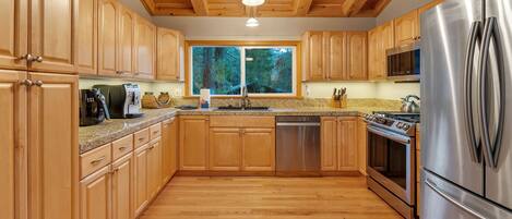 Fridge, oven, stovetop, dishwasher