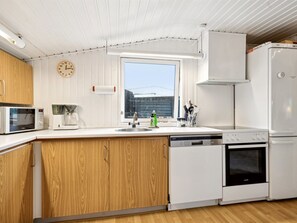 Fridge, microwave, dishwasher, cookware/dishes/utensils