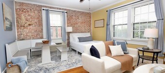Charming Studio Walk to Old City & Downtown!