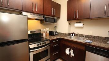 Een magnetron, een oven, een kookplaat, een vaatwasser