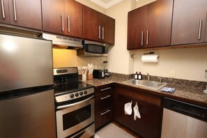 Microondas, horno, placa de cocina y lavavajillas