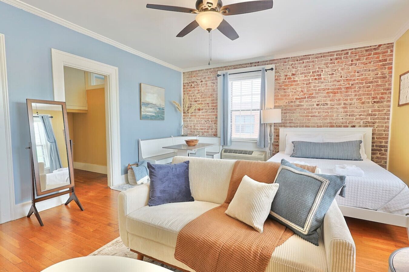 Een bureau, wifi, beddengoed