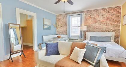 Charming Studio Walk to Old City & Downtown!