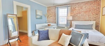 Charming Studio Walk to Old City & Downtown!