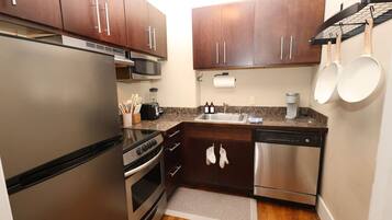 Een magnetron, een oven, een kookplaat, een vaatwasser