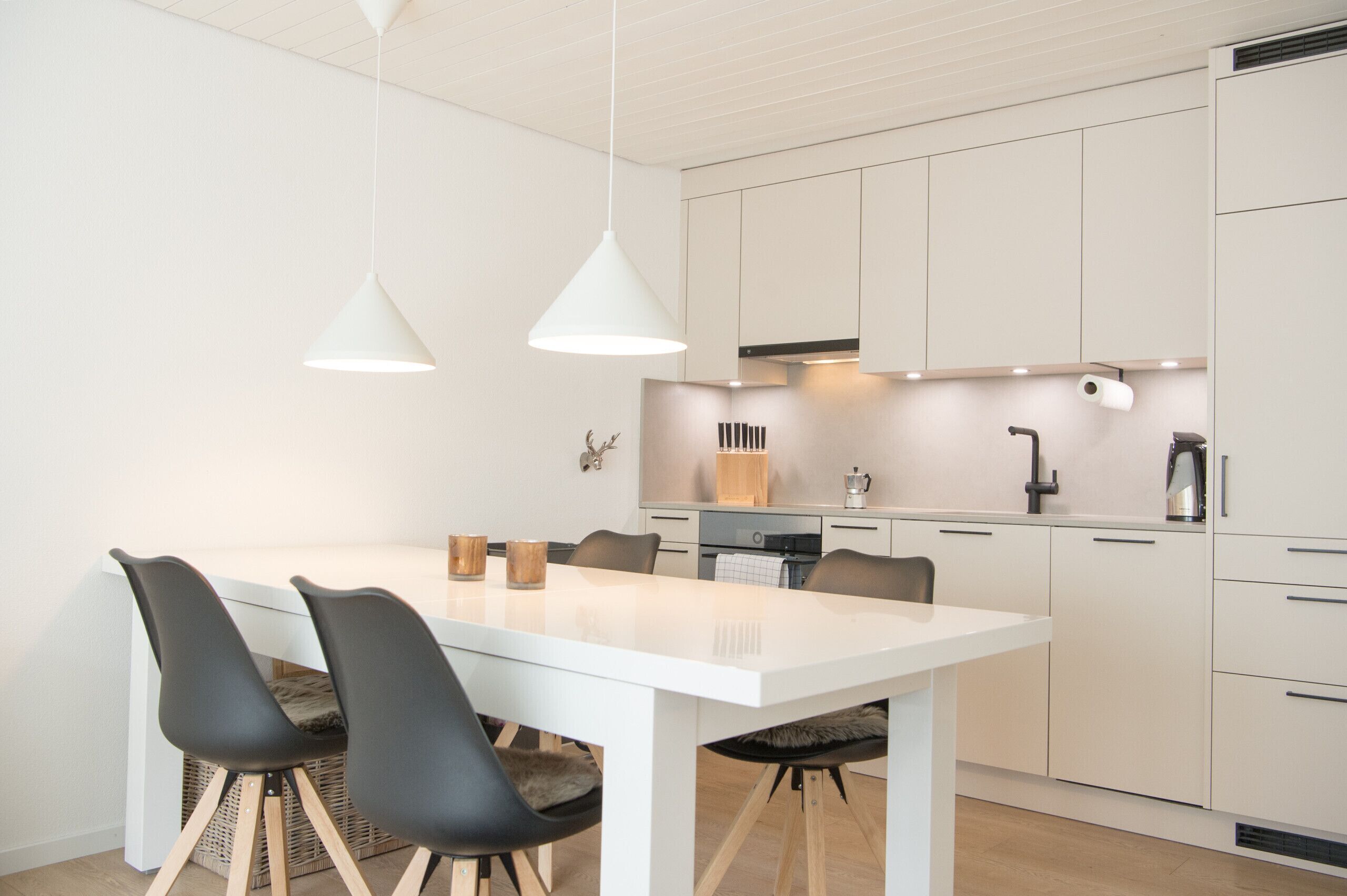 Kühlschrank, Ofen, Geschirrspüler, Wasserkocher mit Kaffee-/Teezubehör