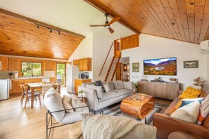 TV - Lakefront Home w/ Private Beach & Stunning Views (Farmington)