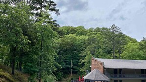 A motel with a two-story structure, a covered patio area, and a parking lot. - Downtown+FreePark+Wifi Main St. Ste 201 (Eureka Springs)