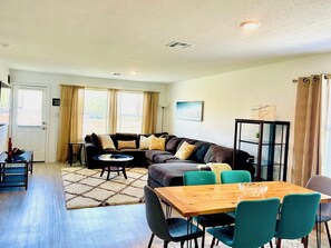 Smart TV - SeaWorld & Lackland AFB Spacious 4BR-2.5BA, a few min from downtown San Antonio  (San Antonio)