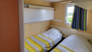Unclassified image, 4 of 18, button - 2 Bedroom Mobile Home in Grazac (Grazac)