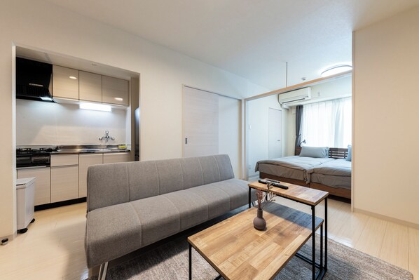 Apartamento básico | Área de estar | TV de tela plana