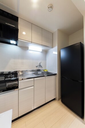 Apartamento básico | Cozinha privada | Geladeira grande, micro-ondas, cooktop, chaleira elétrica