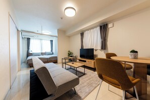 Apartamento básico | Área de estar | TV de tela plana