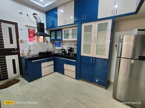 Geladeira, micro-ondas, cooktop, cafeteira/chaleira