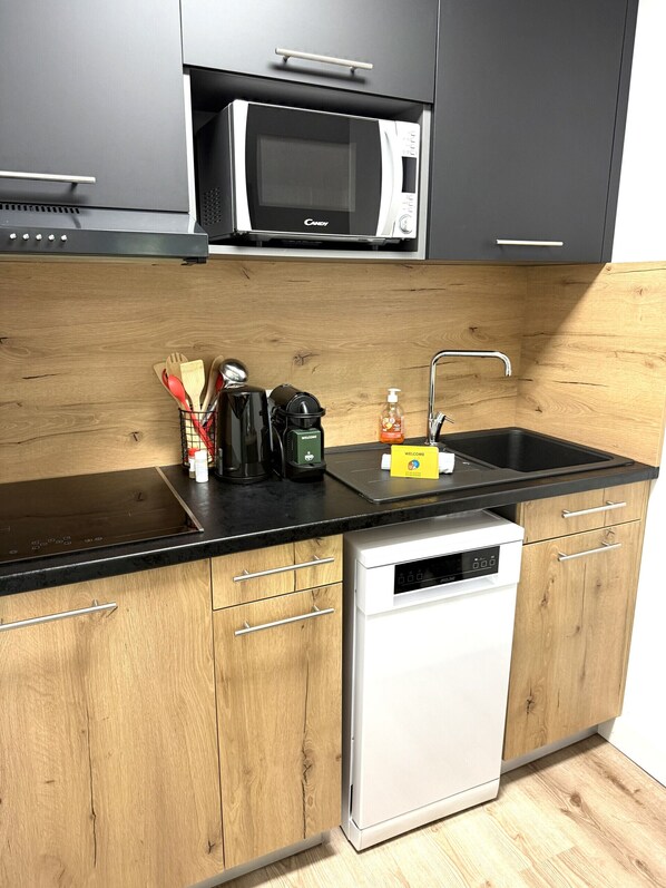 Fridge, microwave, stovetop, dishwasher