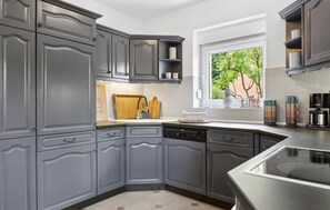 Kjøleskap, kokeplater, oppvaskmaskin og kaffetrakter/tekoker