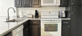 Freshly renovated condo in the heart of College Station! Sleeps 6