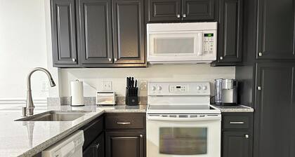 Freshly renovated condo in the heart of College Station! Sleeps 6
