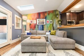 TV connectée, cheminée, livres, chaîne hi-fi