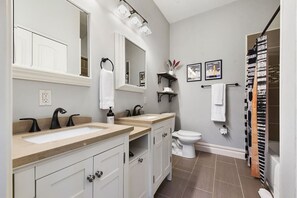  milieuvriendelijk toiletgerief, een haardroger, handdoeken, zeep