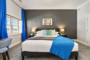 4 quartos, escrivaninha, ferros/tábuas de passar roupa, berço de viagem