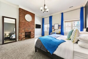 4 slaapkamers, een bureau, een strijkplank/strijkijzer, reisbedje