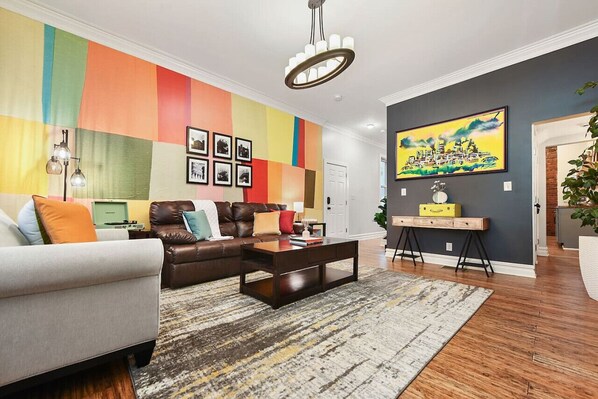 Smart-tv, een open haard, boeken en een stereo