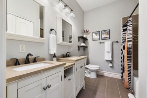 Produtos de toalete biodegradáveis, secador de cabelo, toalhas de banho 