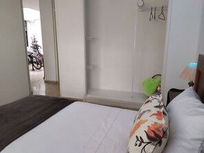 3 bedrooms, desk, iron/ironing board, free WiFi