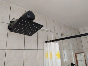 Dusj, hårføner, bidé og håndklær