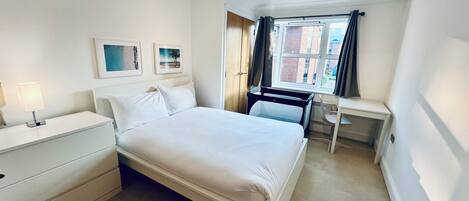 2 chambres, fer et planche à repasser, Wi-Fi, draps fournis