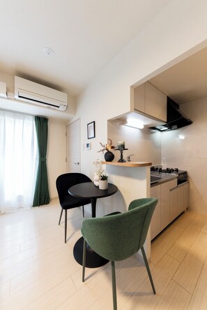 Apartamento básico | Área de estar | TV