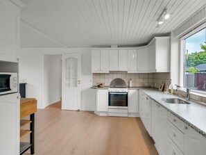 Køleskab, mikrobølgeovn, opvaskemaskine, køkkentøj/tallerkener/redskaber