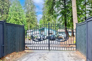 Property grounds - A Cozy HomeAway Home @Bridle Trail, Bellevue, WA (Bellevue)